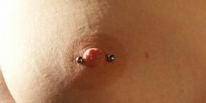 Brustwarzenpiercing