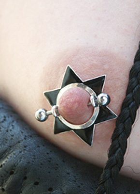 Brustwarzenpiercing